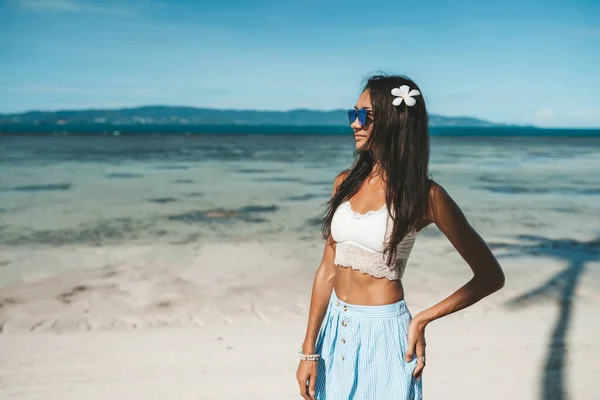 Mavi Etekli Beyaz Bluzlu Bir Kadın Sahilde Yürüyor Cennet Plajı — Stok fotoğraf