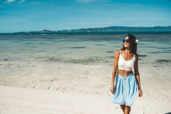 青いスカートの女性と白の上のビーチで歩く パラダイスビーチ — ストック写真