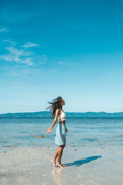 青いスカートの女性と白の上のビーチで歩く パラダイスビーチ — ストック写真