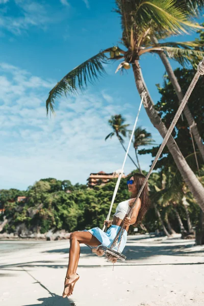 Kobieta Niebieskiej Spódnicy Biały Top Swinging Tropikalnej Plaży Tajlandii — Zdjęcie stockowe