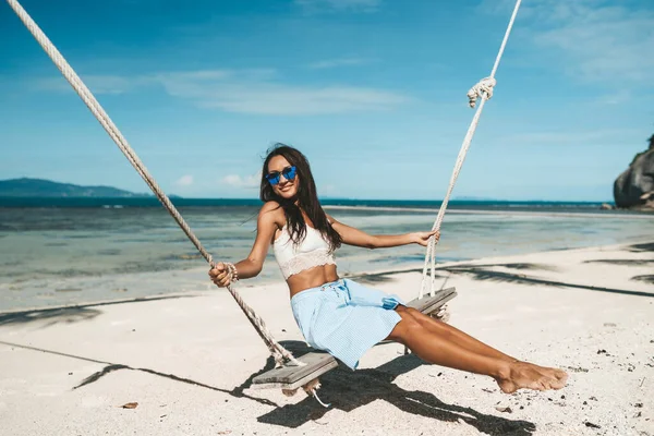 Donna Gonna Blu Top Bianco Oscillante Sulla Spiaggia Tropicale Thailandia — Foto Stock