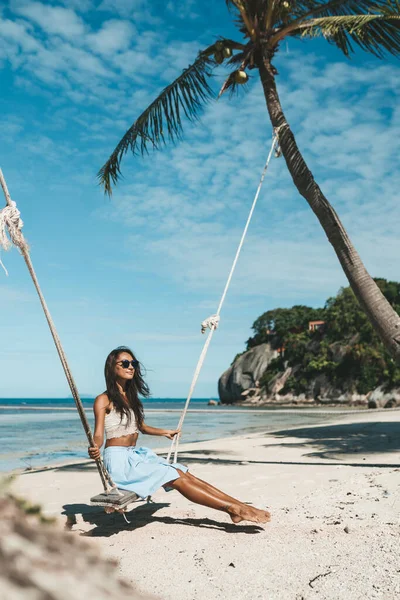 Donna Gonna Blu Top Bianco Oscillante Sulla Spiaggia Tropicale Thailandia — Foto Stock