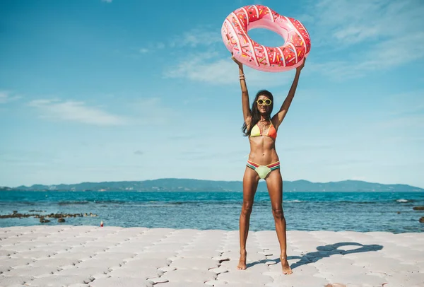 Mujer Delgada Bikini Con Anillo Inflable Playa — Foto de Stock