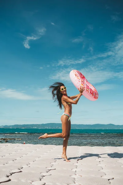 Стройная Женщина Бикини Надувным Кольцом Пляже — стоковое фото