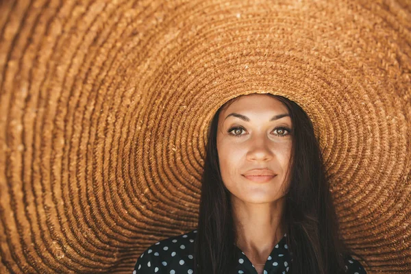 Портрет Молодої Жінки Чорній Сукні Великий Літній Капелюх Відкритому Повітрі — стокове фото