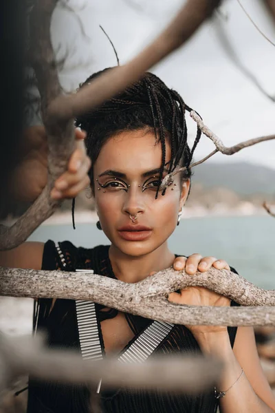 Potret Wanita Dengan Kepang Dalam Gaya Egyotian Berpose Pantai — Stok Foto