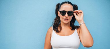 Mutlu modelin portresi artı mavi duvardaki boyut