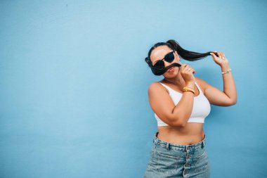 Mutlu modelin portresi artı mavi duvardaki boyut