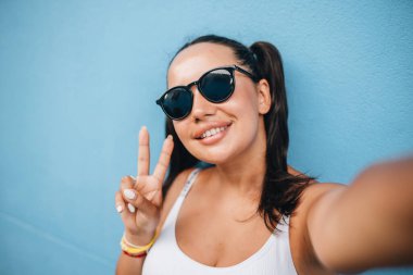 Mutlu modelin portresi artı mavi duvardaki boyut