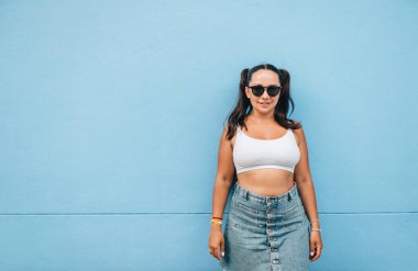 Mutlu modelin portresi artı mavi duvardaki boyut