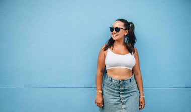 Mutlu modelin portresi artı mavi duvardaki boyut