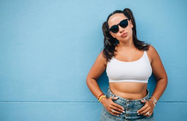 Mutlu modelin portresi artı mavi duvardaki boyut