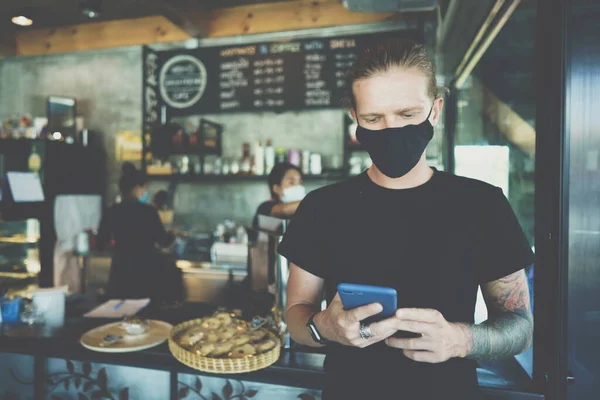 Mannelijke Klant Met Beschermend Masker Staan Met Pnone Cafe — Stockfoto