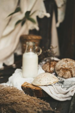 Çavdar ekmeğinin yaşamı Çavdar ekmeği, süt ve peynirin hayatı