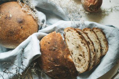 Beyaz arka planda soğanlı beyaz ekmek