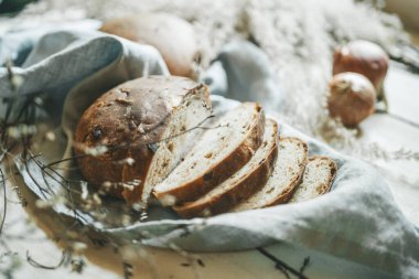 Beyaz arka planda soğanlı beyaz ekmek