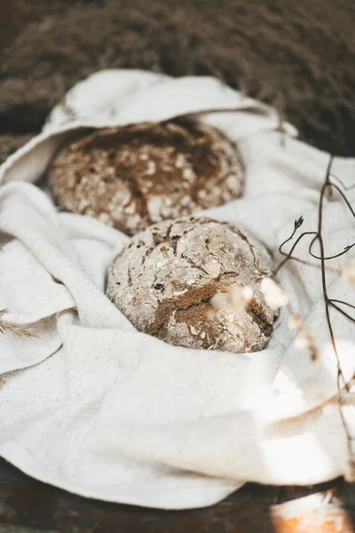 ライ麦パンの静物素朴なスタイルでライ麦パンの静物画 — ストック写真