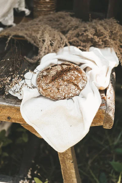 ライ麦パンの静物素朴なスタイルでライ麦パンの静物画 — ストック写真