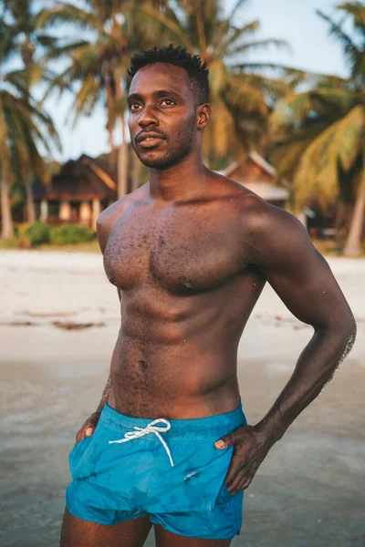 Африканський Американець Сорочки Йде Уздовж Пляжу — стокове фото