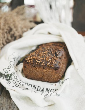 Geleneksel dikdörtgen çavdar ekmeği. Durgun hayat