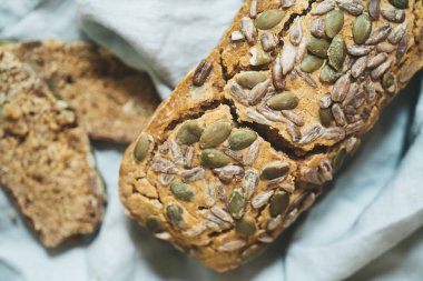 Dikdörtgen balkabağı ekmeği. Durgun hayat. Seçici odak