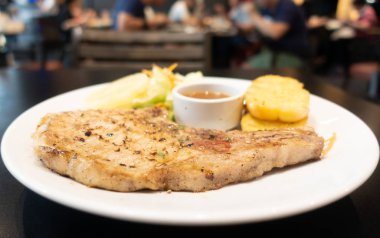 Beyaz tabak sebze ızgara biftek