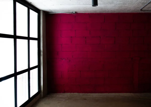 洋红色彩色砖墙背景与磨砂玻璃 — 图库照片
