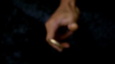 Yazı tura atmak için bitcoin atarken yavaş çekim