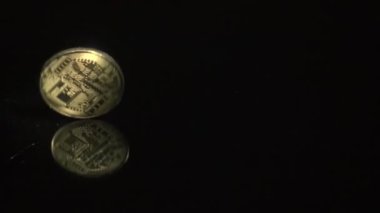 Koyu arkaplanda altın bitcoin kripto para birimi
