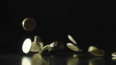 Düşen sikkeler yavaş hareket koyu arka plan