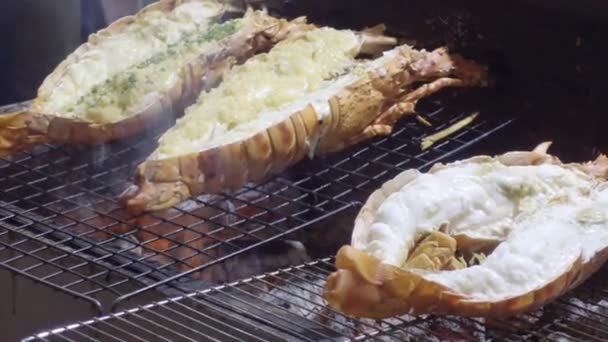龙虾烧烤作为街头食品在曼谷泰国 — 图库视频影像