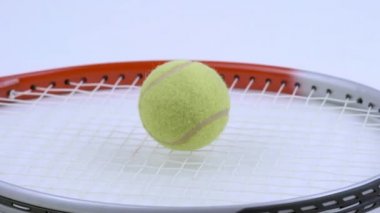 tenis raket ve topu beyaz arka plan üzerinde irotate