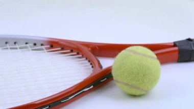 tenis raket ve topu beyaz arka plan üzerinde irotate