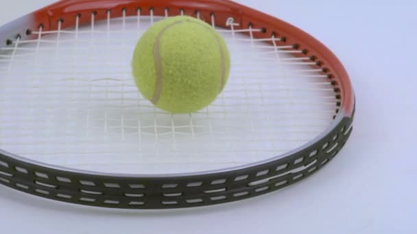 Ennis Racket Och Ball Irotate Vit Bakgrund — Stockvideo