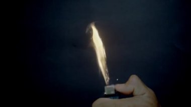 slowmotion çekim eli koyu arka planda daha açık tutun