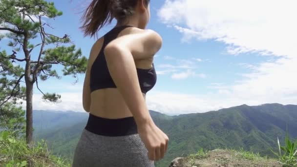 Mujer Corriendo Cámara Lenta Del Bosque — Vídeos de Stock