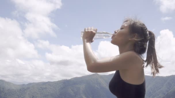 Slow Motion Shot Woman Drinking Water Run — стоковое видео