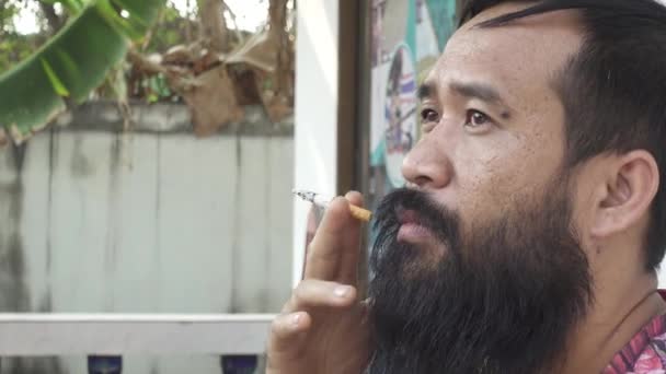 Mann Raucht Bei Ihnen Hause — Stockvideo