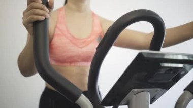 Eliptik eğitmendeki kadınlar