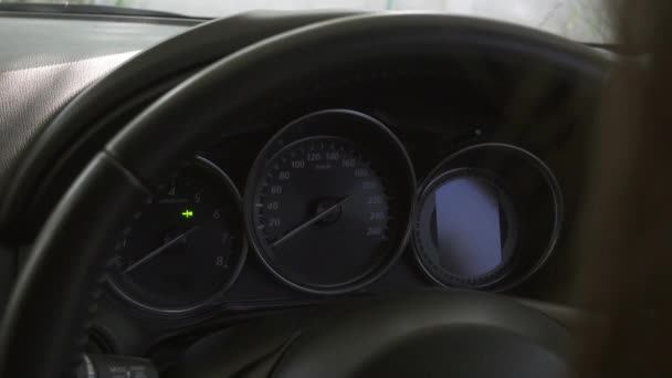 Luces Del Tablero Instrumentos Del Coche Muestran Antes Arrancar Motor — Vídeo de stock