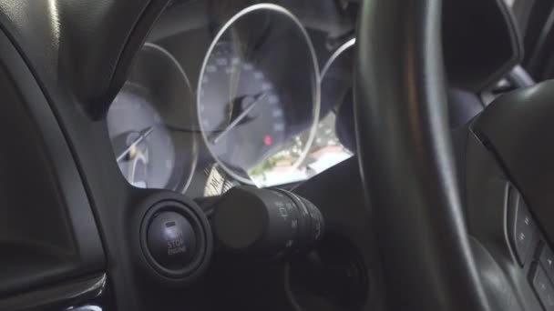 汽车仪表板灯在启动发动机前显示 — 图库视频影像