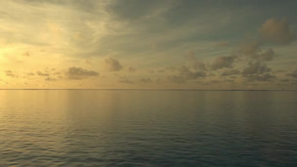 马尔代夫的海洋上空的多彩日出 — 图库视频影像