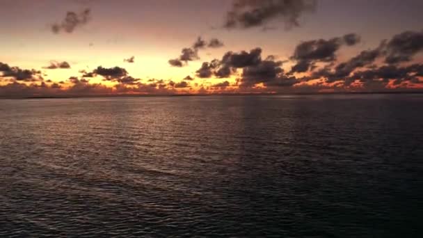 Okyanus Üzerinde Maldivler Renkli Gündoğumu — Stok video
