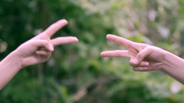 Pareja Jugar Piedra Papel Tijeras Mano Juego Naturaleza Verde Fondo — Vídeo de stock