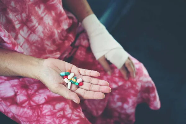 Sênior asiático mulher tomar pílula medicina na mão — Fotografia de Stock