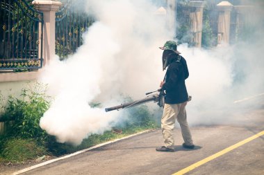 adam sivrisinek taşıyıcı öldürmek için fumigation sivrisinek makine kullanmak 
