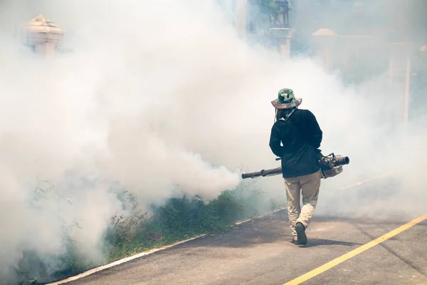 Hombre uso fumigación mosquitos máquina para matar mosquitero — Foto de Stock
