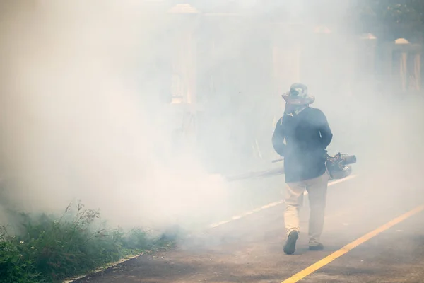 Hombre uso fumigación mosquitos máquina para matar mosquitero — Foto de Stock