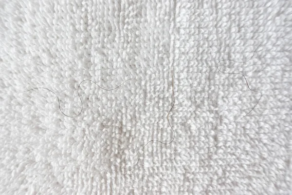 Лобковые волосы на белом полотенце — стоковое фото