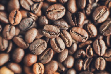 Kavrulmuş kahverengi kahve çekirdekleri kadar kapatın